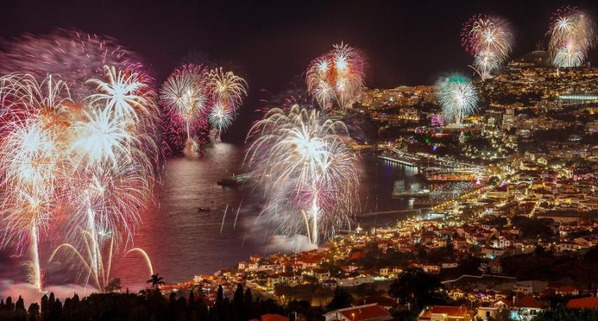 Fogo de artifício na véspera de Ano Novo na Madeira de Barco